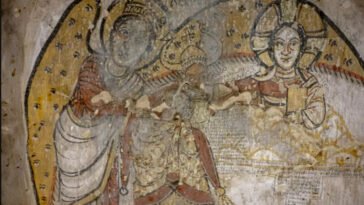 uma nova coleção de artefatos cristãos antigos em uma complexa escavada recentemente. Este achado notável é um tesouro para os estudiosos e aficionados por história, pois nos ajuda a entender melhor a vida na época dos primeiros cristãos. Esta nova coleção é uma adição significativa ao nosso conhecimento da história cristã e pode fornecer uma visão fascinante sobre as práticas religiosas e a cultura da época. Os arqueólogos descobriram uma variedade de artefatos cristãos, incluindo pinturas, esculturas e outros objetos de arte em pedra e metal. Esses artefatos mostram a evolução da arte cristã e ajudam a entender melhor as crenças religiosas e as práticas culturais dos primeiros cristãos. Uma das descobertas mais fascinantes é uma escultura de mármore representando Jesus Cristo. A escultura tem cerca de 1,5 metros de altura e apresenta uma imagem detalhada de Cristo com as mãos abertas, como se estivesse abençoando os fiéis. É possível ver cada um dos dedos das mãos e a expressão serena no rosto de Cristo. Esta escultura é uma obra-prima de arte cristã antiga e é um tesouro inestimável para os estudiosos de história e arte. Além da escultura de Cristo, os arqueólogos descobriram uma variedade de outras pinturas e esculturas religiosas que fornecem uma visão fascinante sobre a vida religiosa na época. Muitas das pinturas mostram cenas bíblicas conhecidas, como a crucificação de Cristo e a Última Ceia. Outras mostram figuras religiosas, como anjos e santos. As esculturas incluem imagens de santos, como São Pedro e São Paulo, bem como de Cristo em diferentes poses. A descoberta desses artefatos é um testemunho da rica história cristã e da influência duradoura do cristianismo no mundo. É importante para todos nós preservar e estudar esses tesouros históricos, para que possamos continuar a aprender com as experiências e tradições do passado. Em resumo, a descoberta de uma nova coleção de artefatos cristãos antigos é uma notícia emocionante para estudiosos e aficionados por história. Os artefatos encontrados fornecem uma visão fascinante da vida religiosa e cultural dos primeiros cristãos, e a escultura de Cristo é uma obra-prima de arte cristã antiga. Esta descoberta é uma adição significativa ao nosso conhecimento da história cristã e é um tesouro inestimável para todos nós.