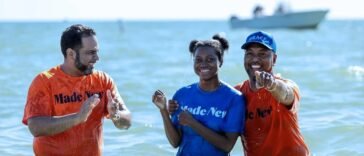 Batismo em massa em praia da Flórida