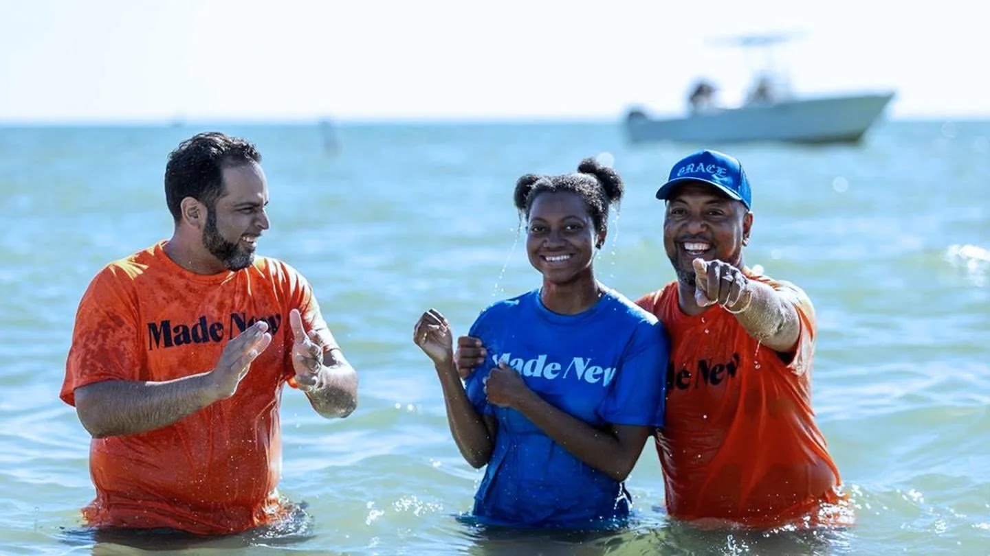 Batismo em massa em praia da Flórida