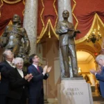 Capitólio dos EUA inaugura estátua em homenagem a Billy Graham: 'Um dos nossos tesouros mais queridos'