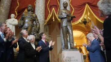 Capitólio dos EUA inaugura estátua em homenagem a Billy Graham: 'Um dos nossos tesouros mais queridos'